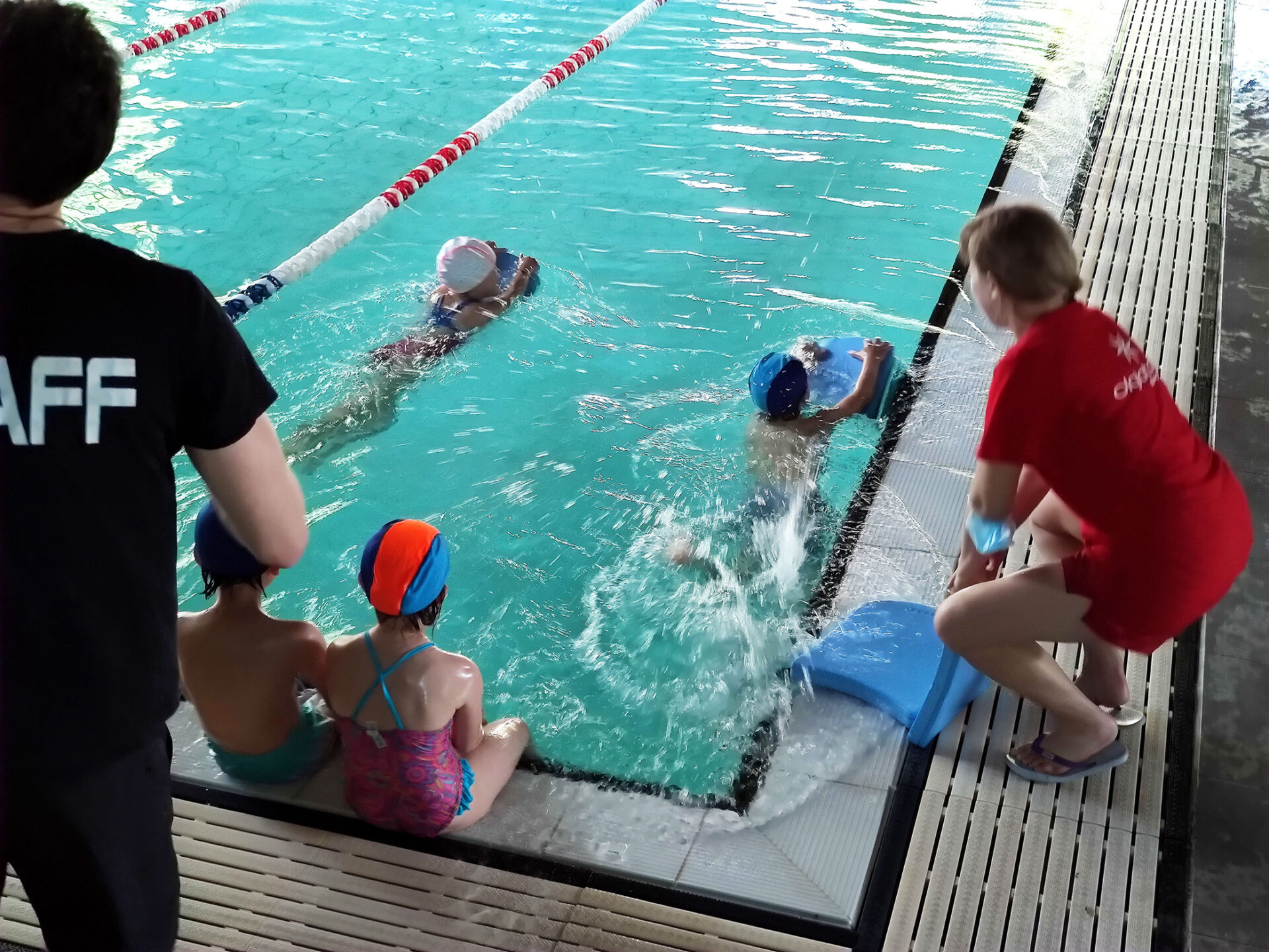 istruttori olgiata 20.12 durante un corso di nuoto