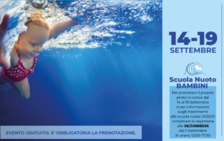 Open week scuola nuoto bambina sorridente dentro l'acqua